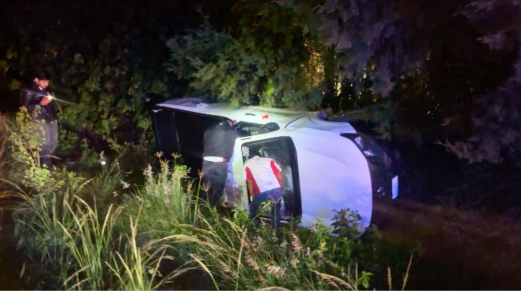 Accidente y volcadura de camioneta en el Libramiento Sur de Comitán
